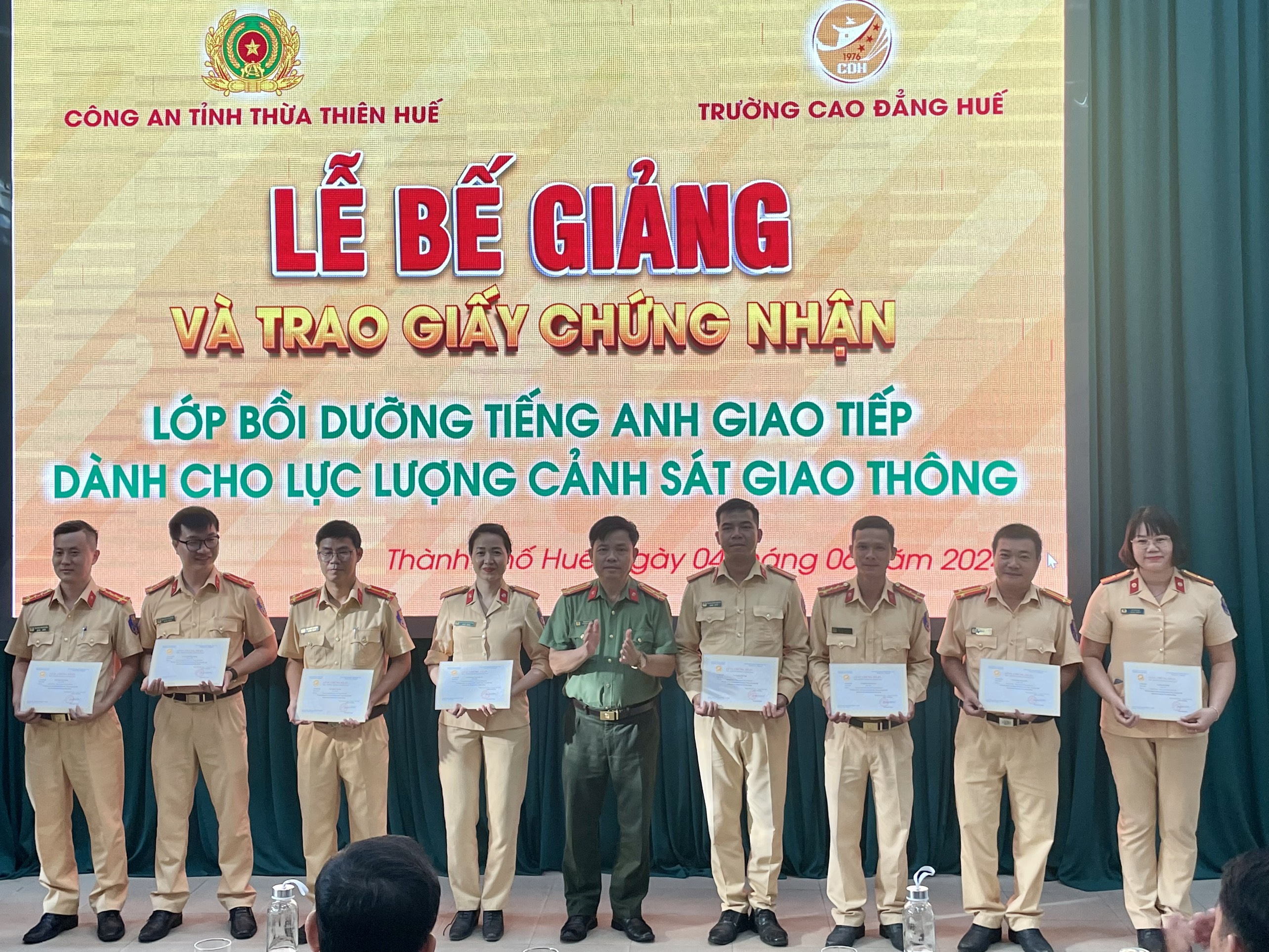 Thầy Phạm Hoàng Vũ - Phó Trưởng Phòng Đào tạo - Nghiên cứu khoa học báo cáo tại buổi tập huấn