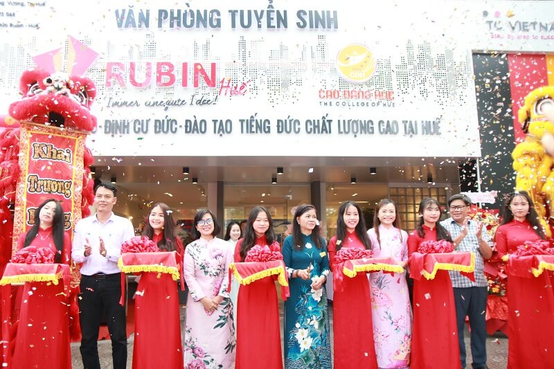 Cắt băng khai trương Văn phòng Tuyển sinh Trung tâm Tiếng Đức Rubin Huế tại số 82 Hùng Vương, thành phố Huế