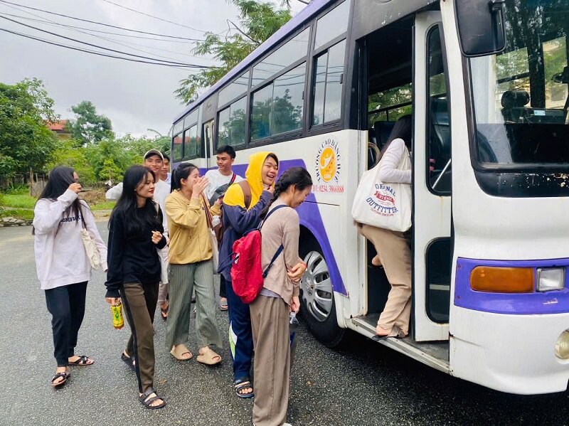 Niềm vui đến trường của các lưu học sinh Lào với những hỗ trợ từ Trường Cao đẳng Huế