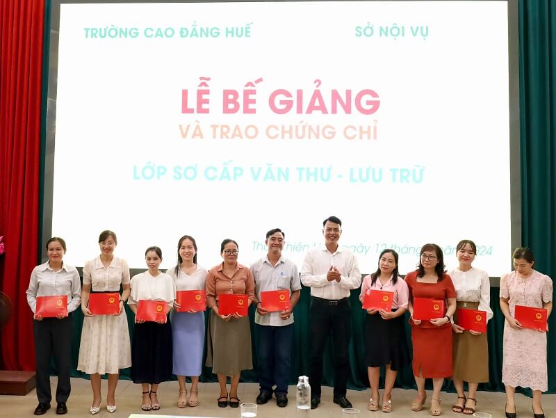 Thầy Ngô Sĩ Các - Phó Hiệu trưởng Nhà trường trao Chứng chỉ cho các học viên 