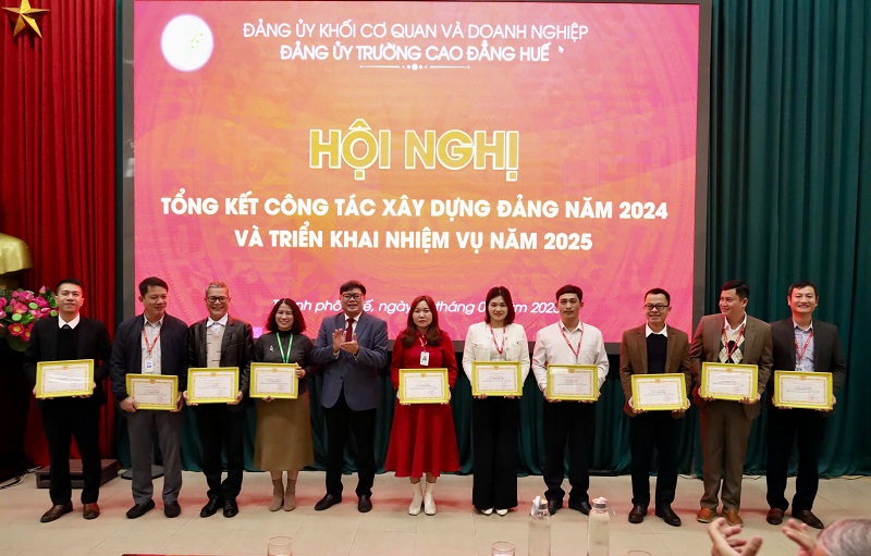 Khen thưởng các đảng viên hoàn thành xuất sắc nhiệm vụ trong năm 2024